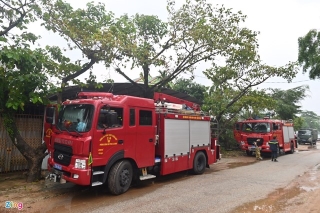 Hai chiếc xe cứu hộ của lực lượng cảnh sát PCCC đỗ dọc đường vào xã Phong Xuân.