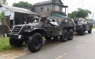 Sáng 13/10, Tiểu đoàn Tăng thiết giáp số 3 thuộc Bộ chỉ huy Quân sự tỉnh Thừa Thiên - Huế đã điều động 2 xe đặc chủng đến khu vực giao thông chia cắt.
