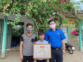 Tặng bằng khen cho học sinh lớp 6 tại Quảng Bình dũng cảm cứu người đuối nước - Ảnh 1.