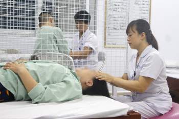 Điều trị phục hồi cho bệnh nhân rối loạn tiền đình tại Bệnh viện Bãi Cháy (Quảng Ninh).