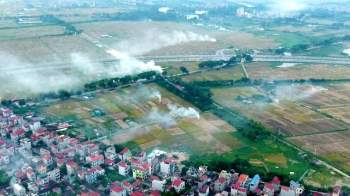 Việc người dân đốt rơm rạ là nguyên nhân chính khiến chất lượng không khí tại Hà Nội bị ô nhiễm nghiêm trọng. Ảnh TL