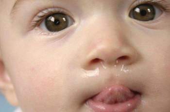 Từ vụ bé 2 tuổi suýt mất mạng vì mẹ rửa mũi bằng nước muối S*nh l*, chuyên gia chỉ rõ sai lầm Ch?t người - Ảnh 2.