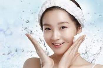 Rửa mặt và dùng kem dưỡng ẩm phù hợp sẽ cải thiện tình trạng da khô trong mùa đông.