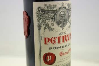 Chai rượu vang đỏ Pétrus 2000. Ảnh: AP.