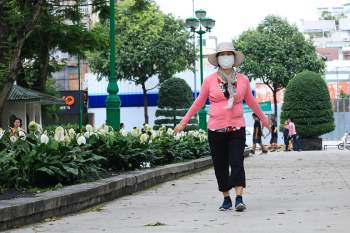 Sài Gòn se lạnh hiếm hoi trong năm, người người thích thú áo len, khăn choàng ra đường - ảnh 7