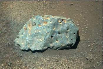 Viên đá bí ẩn màu xanh trên Sao Hoả đang được các nhà thám hiểm giải mã.