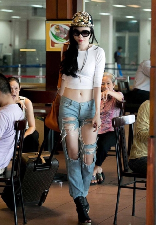 Sao Việt diện style tả tơi: Elly Trần như không mặc gì nhưng Phượng Chanel mới khó hiểu Ảnh 7