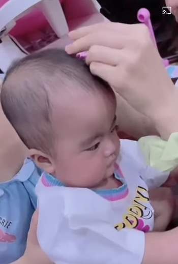 Hết chế tóc giả, vợ Mạc Văn Khoa chuyển sang dùng kẹp tóc làm điệu cho con gái Ảnh 2