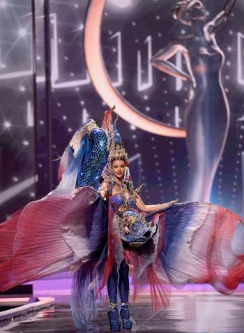 Vỡ òa cảm xúc với loạt trang phục dân tộc độc lạ và kì thú tại Miss Universe 2020 Ảnh 2