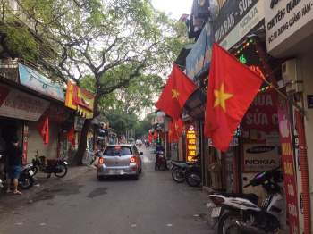 Việt Nam trong tim ta: Rực rỡ cờ đỏ sao vàng trên từng mái nhà góc phố Ảnh 1