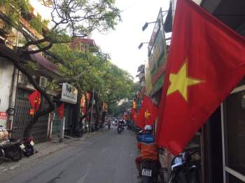 Việt Nam trong tim ta: Rực rỡ cờ đỏ sao vàng trên từng mái nhà góc phố Ảnh 2