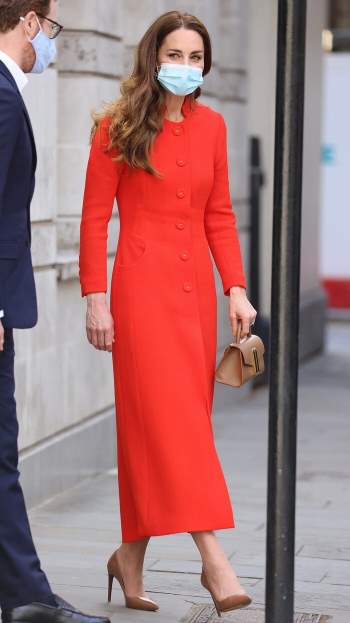 Bí ẩn tủ đồ Hoàng gia: Mẹo giúp Kate đứng thoải mái trên giày cao gót suốt nhiều giờ Ảnh 1
