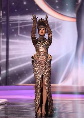 Vỡ òa cảm xúc với loạt trang phục dân tộc độc lạ và kì thú tại Miss Universe 2020 Ảnh 7