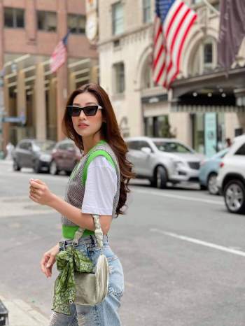 Khánh Vân lên đồ tươi tắn ở New York ngày trở lạnh, đỉnh nhất là món phụ kiện chiếm spotlight Ảnh 2