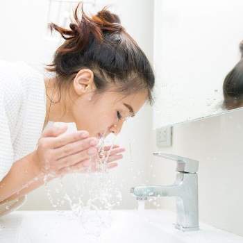 Bí quyết rửa mặt 10 phút để có làn da không tuổi của người Nhật Ảnh 4