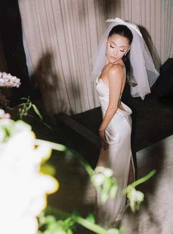 Ariana Grande diện váy cưới Vera Wang với cảm hứng giống minh tinh Audrey Hepburn Ảnh 3