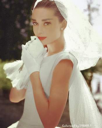 Ariana Grande diện váy cưới Vera Wang với cảm hứng giống minh tinh Audrey Hepburn Ảnh 8