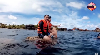 Quang Vinh bị chỉ trích là “phá hoại” vì ngồi lên rặng san hô để quay clip du lịch ở Phú Quốc - Ảnh 1.