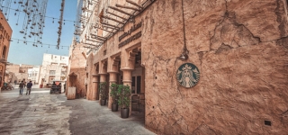 Cửa hàng Starbucks ở Dubai gây bão vì thiết kế mái lá vô cùng đặc biệt - Ảnh 2.