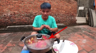 Nghịch ngợm đủ trò, con trai Bà Tân Vlog luộc cả thanh long để trêu mẹ và các em - Ảnh 1.