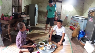 Nghịch ngợm đủ trò, con trai Bà Tân Vlog luộc cả thanh long để trêu mẹ và các em - Ảnh 4.