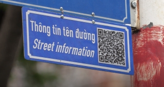 TP.HCM gắn mã QR code trên bảng tên đường: Nên hạ thấp độ cao, tránh nguy cơ cướp giật? - Ảnh 2.