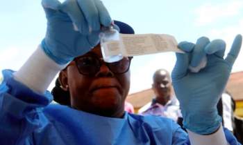 Nhân viên y tế chuẩn bị tiêm văcxin Ebola cho bệnh nhân ở Congo. Ảnh: AP.
