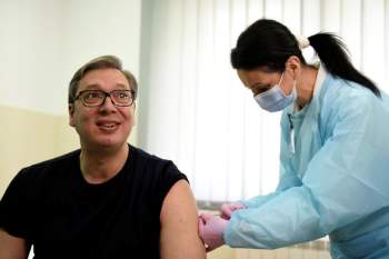 Vắc xin chờ WHO duyệt, Trung Quốc tự tin nói sản xuất được 3 tỉ liều - Ảnh 2.