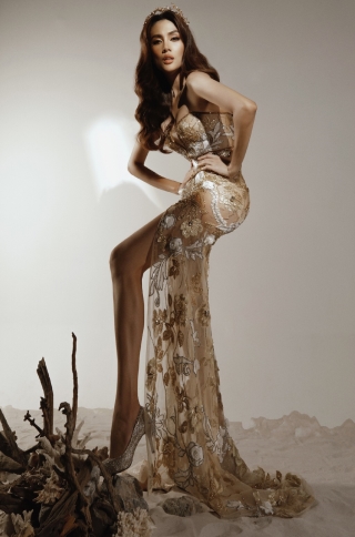 Siêu mẫu Võ Hoàng Yến quyến rũ trong bộ sưu tập váy cưới được dát vàng thủ công