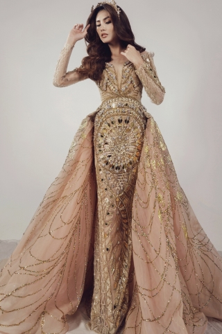 Siêu mẫu Võ Hoàng Yến quyến rũ trong bộ sưu tập váy cưới được dát vàng thủ công
