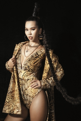 Siêu mẫu Hà Anh diện bikini mướt mát, trình diễn chặt chém cùng Minh Triệu trên sàn runway Ảnh 2