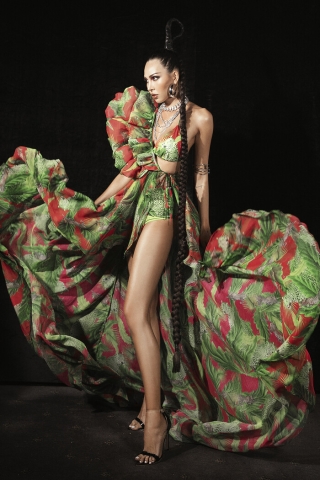 Siêu mẫu Hà Anh diện bikini mướt mát, trình diễn chặt chém cùng Minh Triệu trên sàn runway Ảnh 6