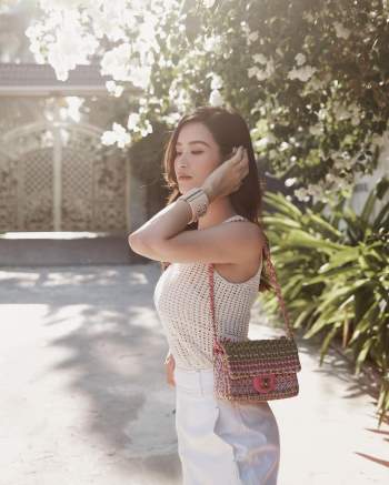 Đụng áo local brand với Khánh Linh, mẹ bỉm Đông Nhi chặt ngọt nhờ vòng eo như gái 20 - Ảnh 3.