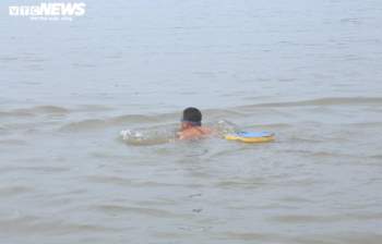 Ảnh: Những 'kình ngư' bơi sông Hồng trong giá lạnh 10 độ C - 9