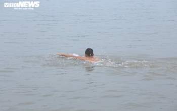 Ảnh: Những 'kình ngư' bơi sông Hồng trong giá lạnh 10 độ C - 4