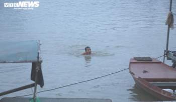 Ảnh: Những 'kình ngư' bơi sông Hồng trong giá lạnh 10 độ C - 5