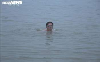 Ảnh: Những 'kình ngư' bơi sông Hồng trong giá lạnh 10 độ C - 7