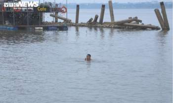 Ảnh: Những 'kình ngư' bơi sông Hồng trong giá lạnh 10 độ C - 6