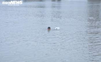 Ảnh: Những 'kình ngư' bơi sông Hồng trong giá lạnh 10 độ C - 10