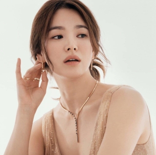 Song Hye Kyo khoe nhan sắc quyễn rũ ở tuổi 39