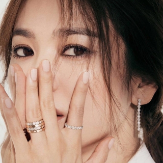 Song Hye Kyo khoe nhan sắc quyễn rũ ở tuổi 39
