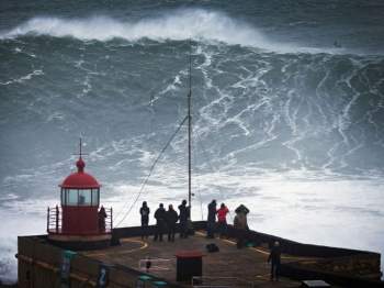 Sóng 'quái vật' thách thức những kẻ bạo gan ở bờ biển Bồ Đào Nha