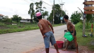 Mùa Songkran lạ lùng nhất Thái Lan: Lùi lịch tận 5 tháng, chờ mãi chẳng thấy ai đi qua để tạt nước - Ảnh 3.