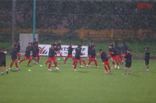 Thể thao - HLV Park Hang Seo lặng lẽ quan sát đội tuyển U22 tập luyện dưới mưa lớn (Hình 4).