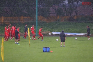 Thể thao - HLV Park Hang Seo lặng lẽ quan sát đội tuyển U22 tập luyện dưới mưa lớn (Hình 14).