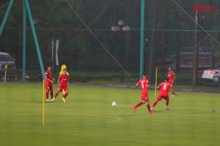Thể thao - HLV Park Hang Seo lặng lẽ quan sát đội tuyển U22 tập luyện dưới mưa lớn (Hình 16).