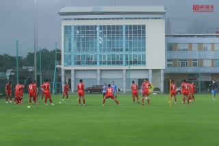 Thể thao - HLV Park Hang Seo lặng lẽ quan sát đội tuyển U22 tập luyện dưới mưa lớn