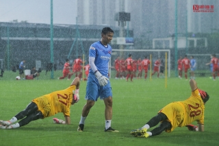 Thể thao - HLV Park Hang Seo lặng lẽ quan sát đội tuyển U22 tập luyện dưới mưa lớn (Hình 6).