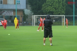 Thể thao - HLV Park Hang Seo lặng lẽ quan sát đội tuyển U22 tập luyện dưới mưa lớn (Hình 12).