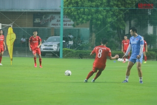 Thể thao - HLV Park Hang Seo lặng lẽ quan sát đội tuyển U22 tập luyện dưới mưa lớn (Hình 13).